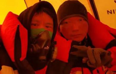 Hai người đàn ông cứu sống cô gái đang nằm bất động ở độ cao 8.450m