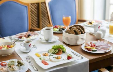 Vì sao khách sạn thường phục vụ buffet sáng miễn phí?