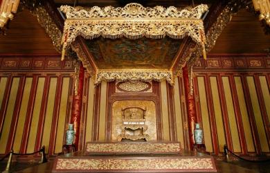Huế thành lập Hội đồng đánh giá, phục chế bảo vật quốc gia N